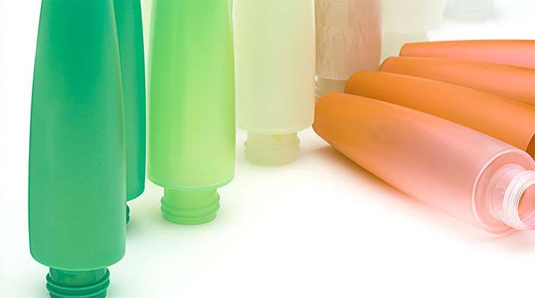 Studium przypadku tworzyw termoplastycznych: Granulat czyszczący ułatwiający zmianę koloru w produkcji opakowań kosmetycznych z polimeru SAN